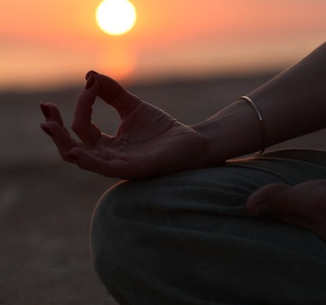 ध्यान (Meditation): मनाची शांती आणि जीवनाचा समतोल!